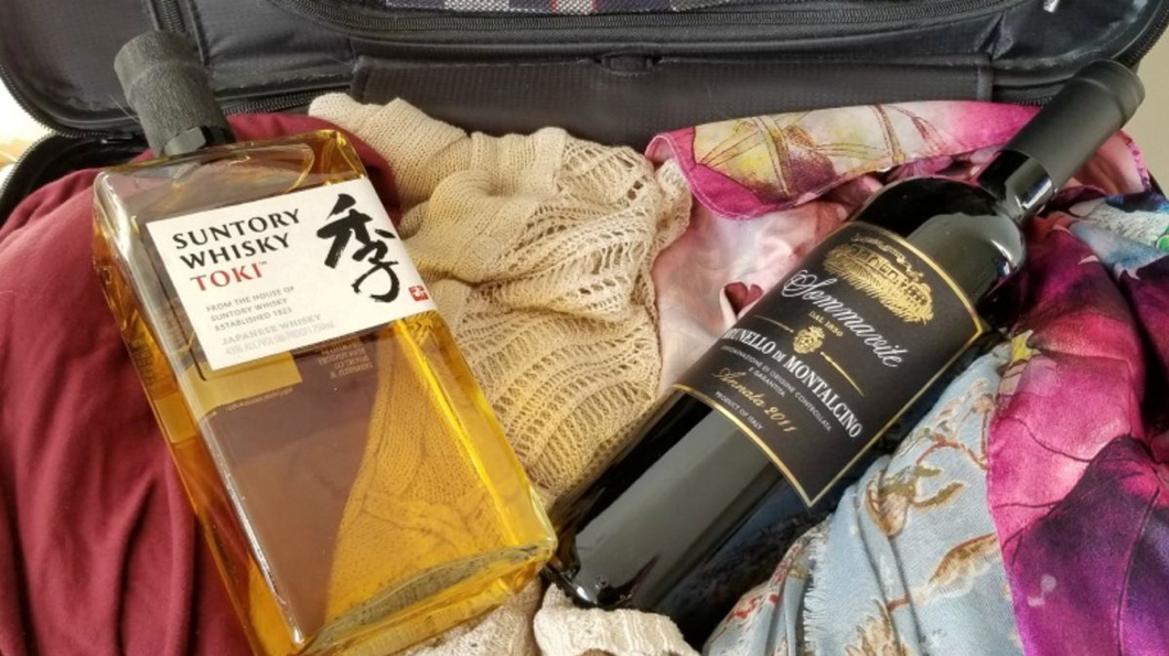 packing wine in luggage